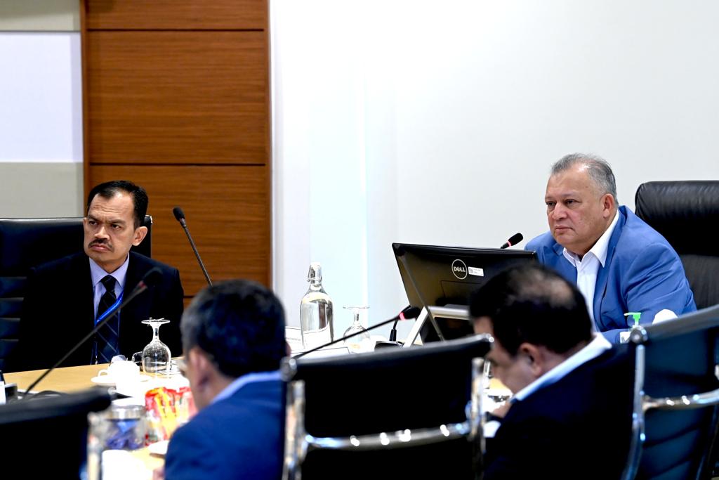 封面∕考虑采纳外国数码平台监管框架 · MCMC：公平补偿新闻内容创作者