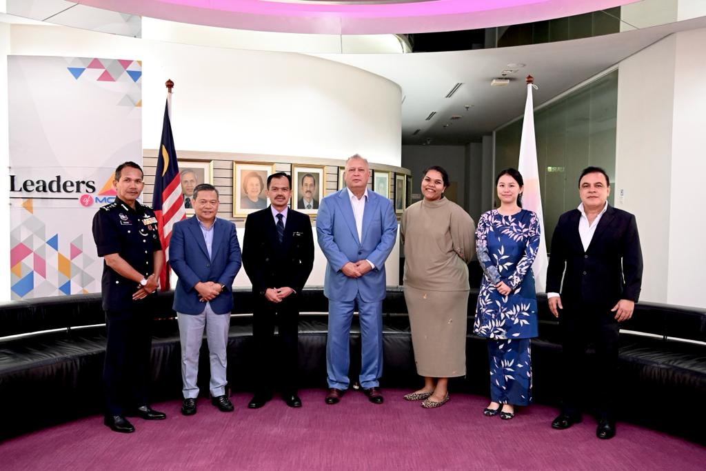 封面∕考虑采纳外国数码平台监管框架 · MCMC：公平补偿新闻内容创作者