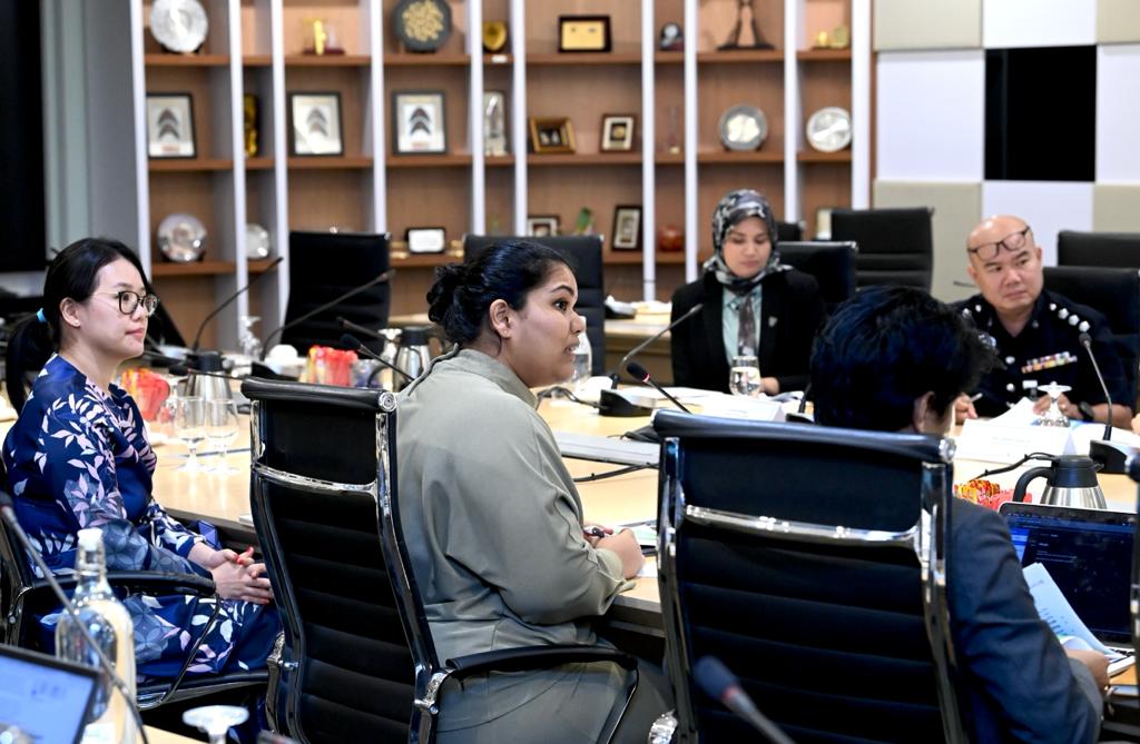 封面∕考虑采纳外国数码平台监管框架 · MCMC：公平补偿新闻内容创作者