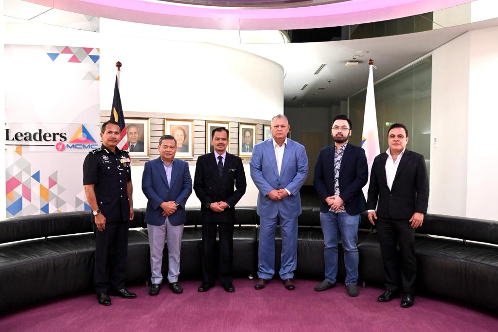 封面∕考虑采纳外国数码平台监管框架 · MCMC：公平补偿新闻内容创作者