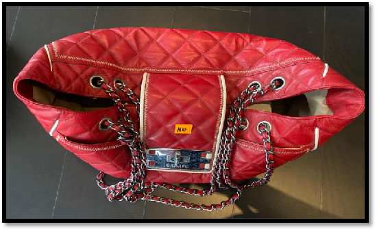 封面副文∕取代前文:卢爱璇拥有逾9320万资产