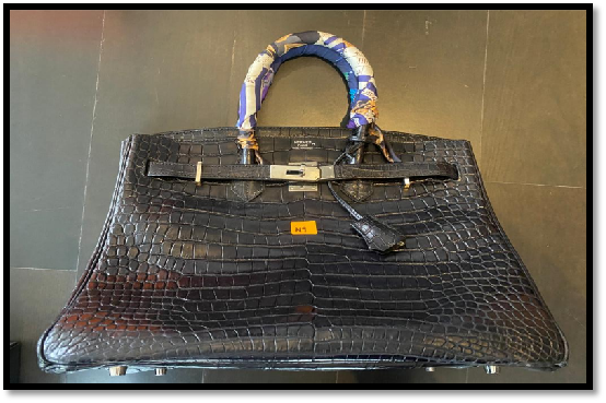 封面副文∕取代前文:卢爱璇拥有逾9320万资产