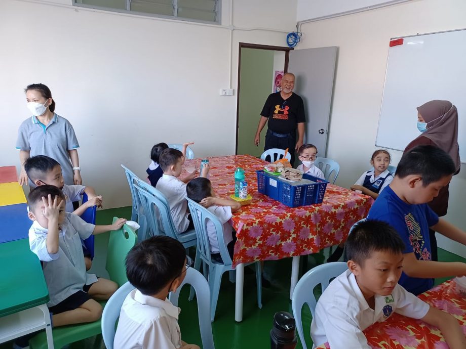 封面//大都会/乌冷县华小师资严重短缺,安新华小采取合班制