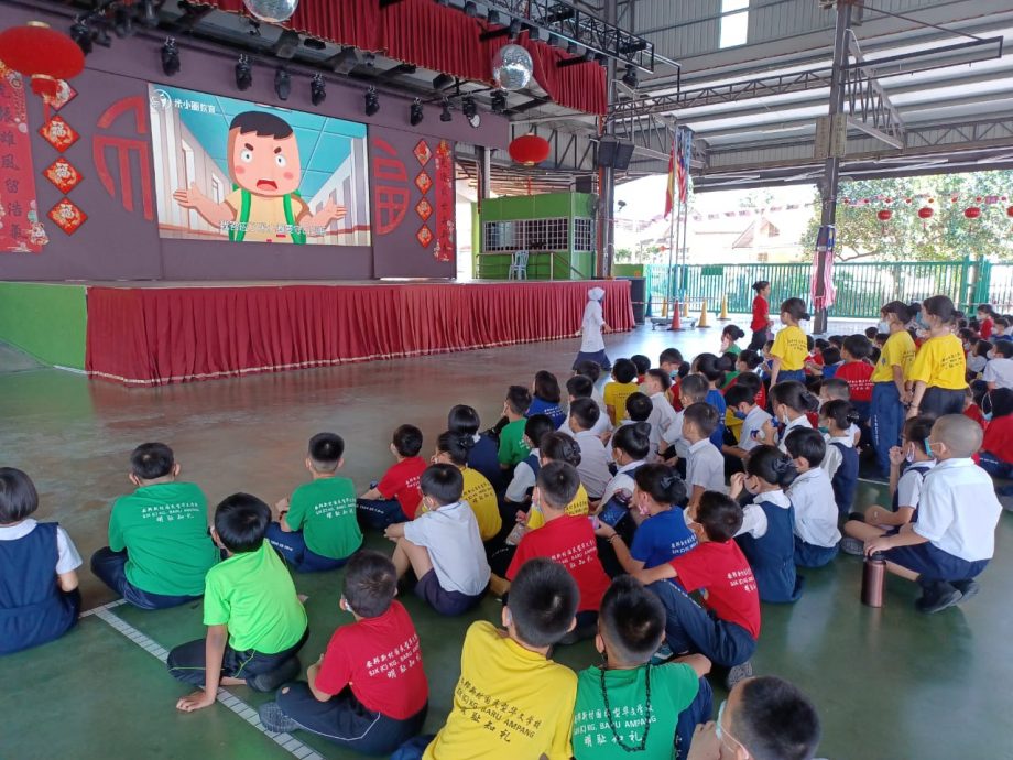 封面//大都会/乌冷县华小师资严重短缺,安新华小采取合班制