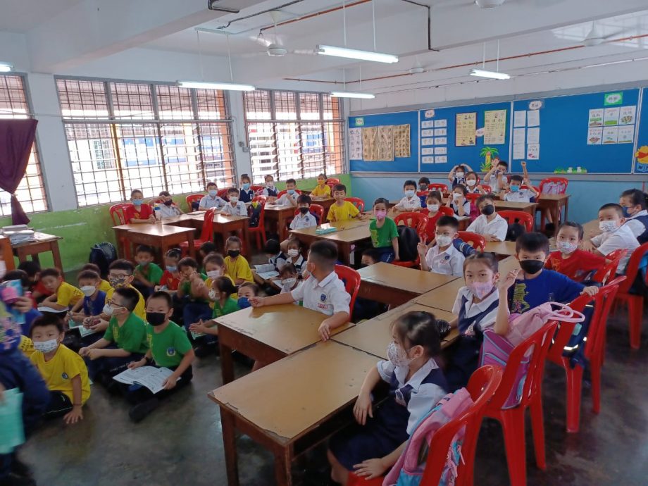 封面//大都会/乌冷县华小师资严重短缺,安新华小采取合班制