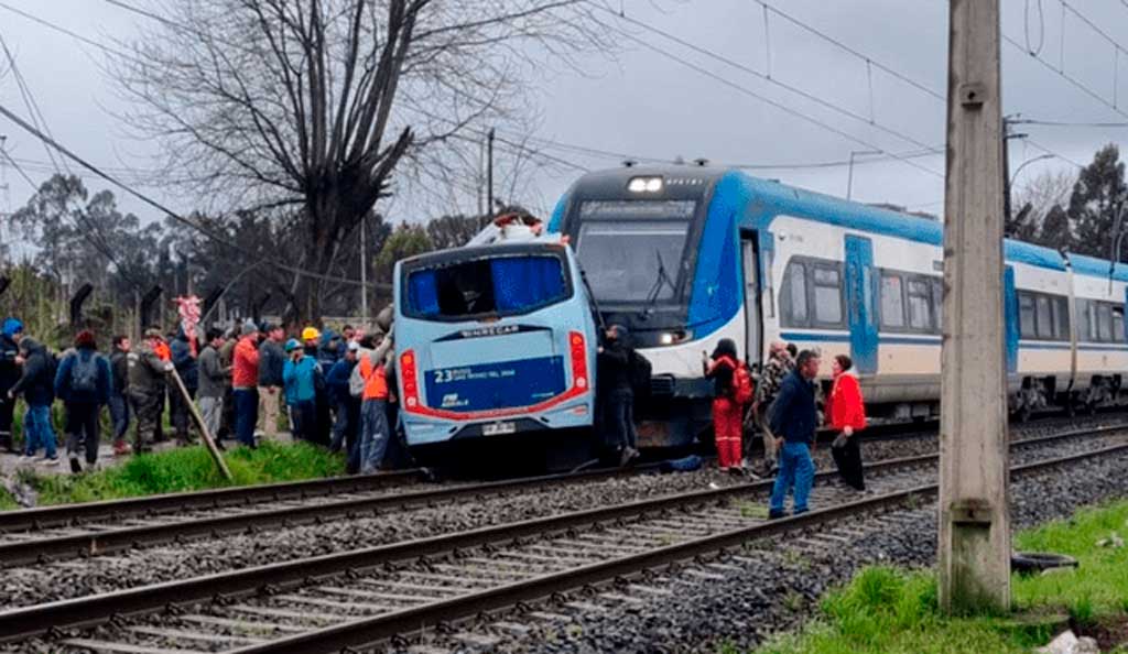 小巴闯平交道被火车猛撞 乘客飞车外惨烈7死