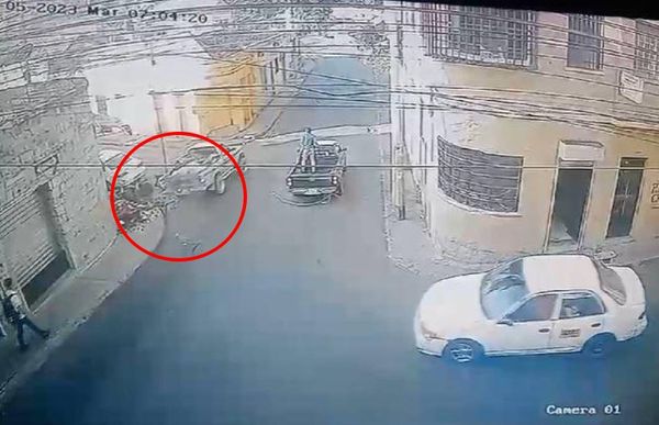 少年驾货车拖皮卡 绳断辗死路人 车上竟藏50包大麻