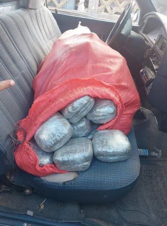 少年驾货车拖皮卡 绳断辗死路人 车上竟藏50包大麻