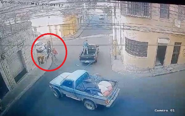 少年驾货车拖皮卡 绳断辗死路人 车上竟藏50包大麻