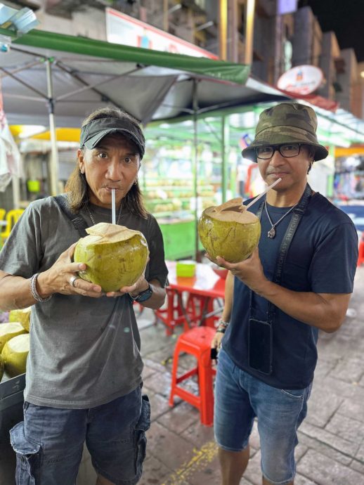 尤秋兴来马实现“榴梿自由” 颜志琳乐逛夜市喝椰水