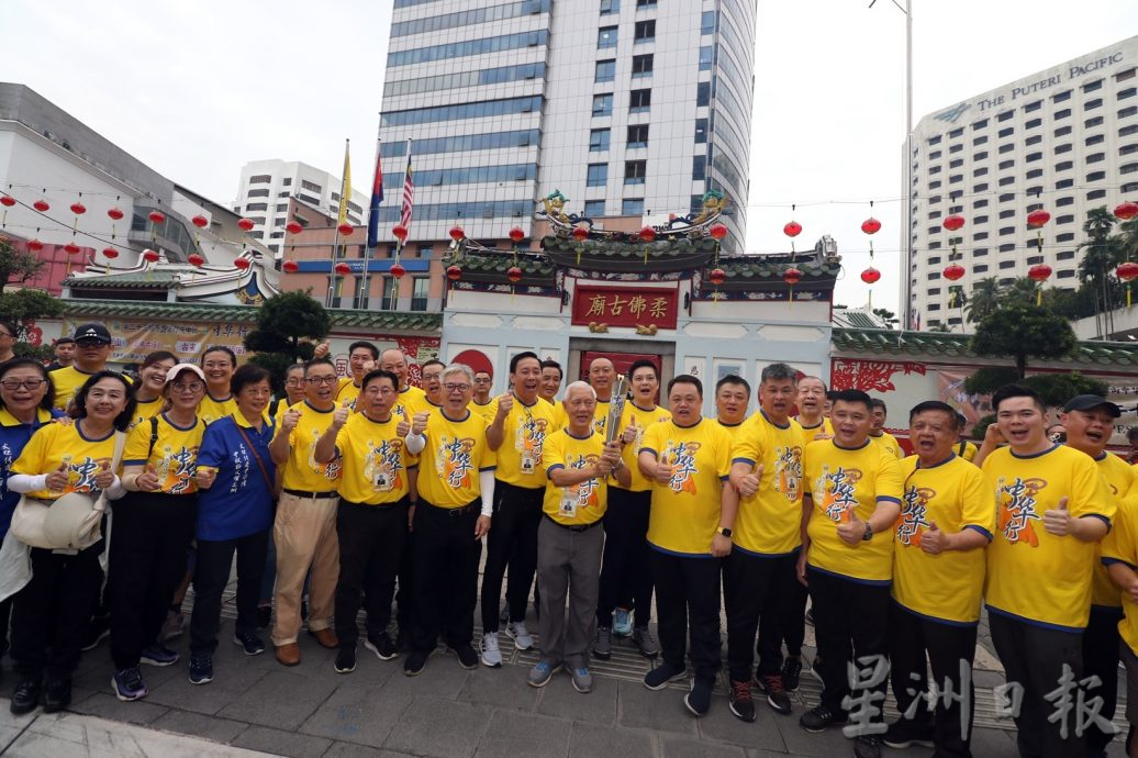 **已签发**柔:头条之一:“第廿三届万盏华灯庆中秋”活动圣火,藉“中华行”传递至外县