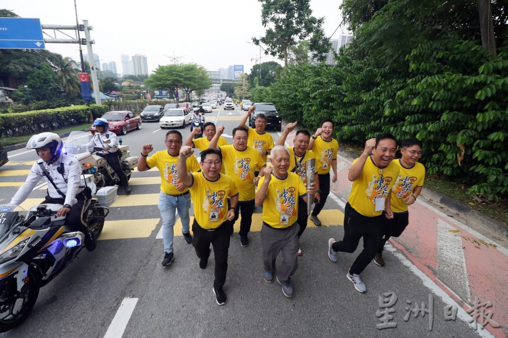 **已签发**柔:头条之一:“第廿三届万盏华灯庆中秋”活动圣火,藉“中华行”传递至外县