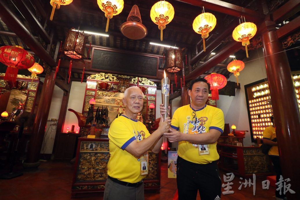 **已签发**柔:头条之一:“第廿三届万盏华灯庆中秋”活动圣火,藉“中华行”传递至外县