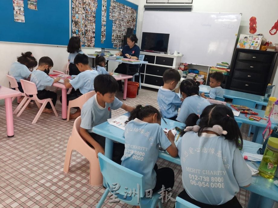 **已签发**柔:封面:【善心美事】:慈悲爱心结缘基金会,为无国籍儿童提供教育机会