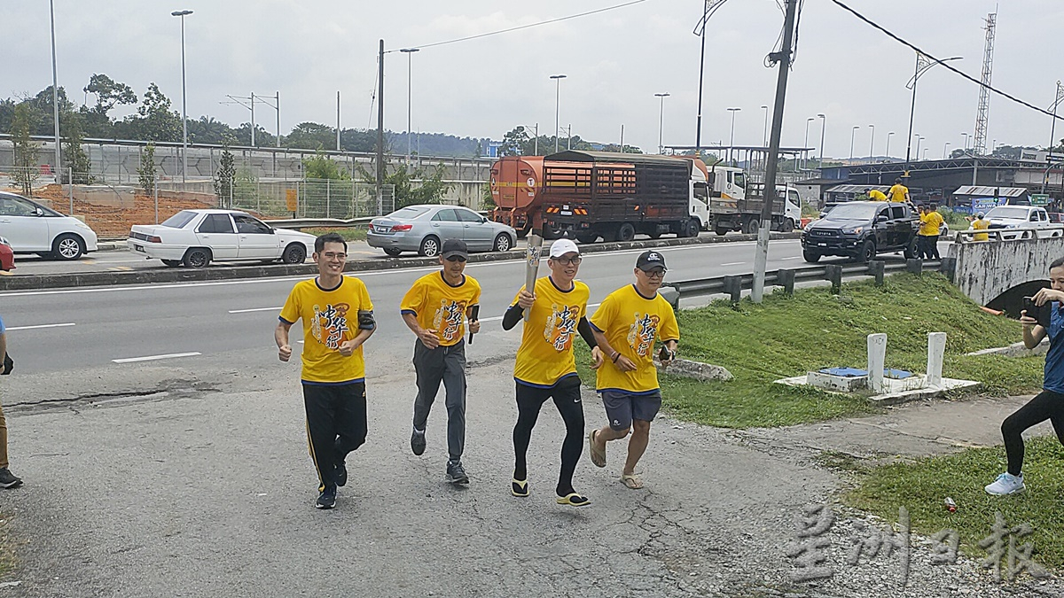 **已签发**柔:封面:副文:阔别20年,文化火炬随万盏华灯再抵古来