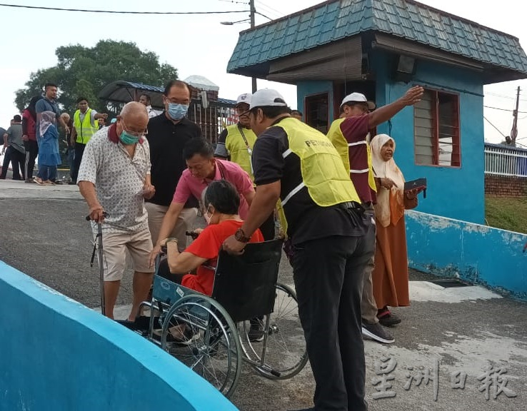 **已签发**柔:封面:柔双补选:无惧风雨湿身手指弄脏,选民用选票“说话”
