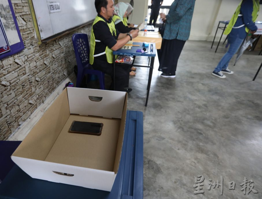 **已签发**柔：封面：柔双补选：无惧风雨湿身手指弄脏，选民用选票“说话” 