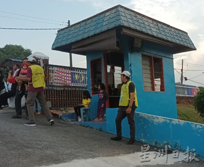 **已签发**柔：封面：柔双补选：无惧风雨湿身手指弄脏，选民用选票“说话” 