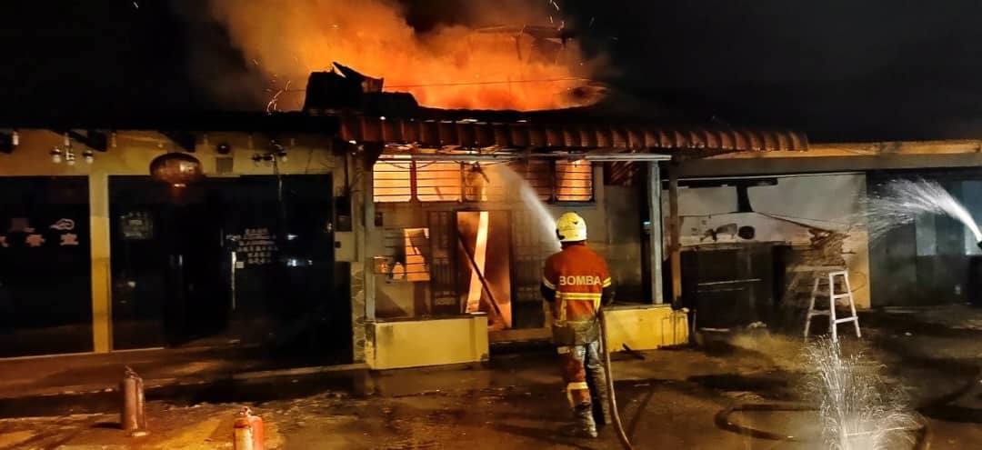 **已签发**柔:巴冬海口2店屋失火,所幸无人伤亡