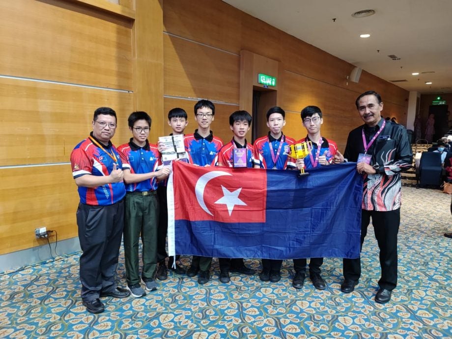 **已签发**柔:教育版头条:峇高级中学全国机器人赛获双冠,3学生出征国际赛