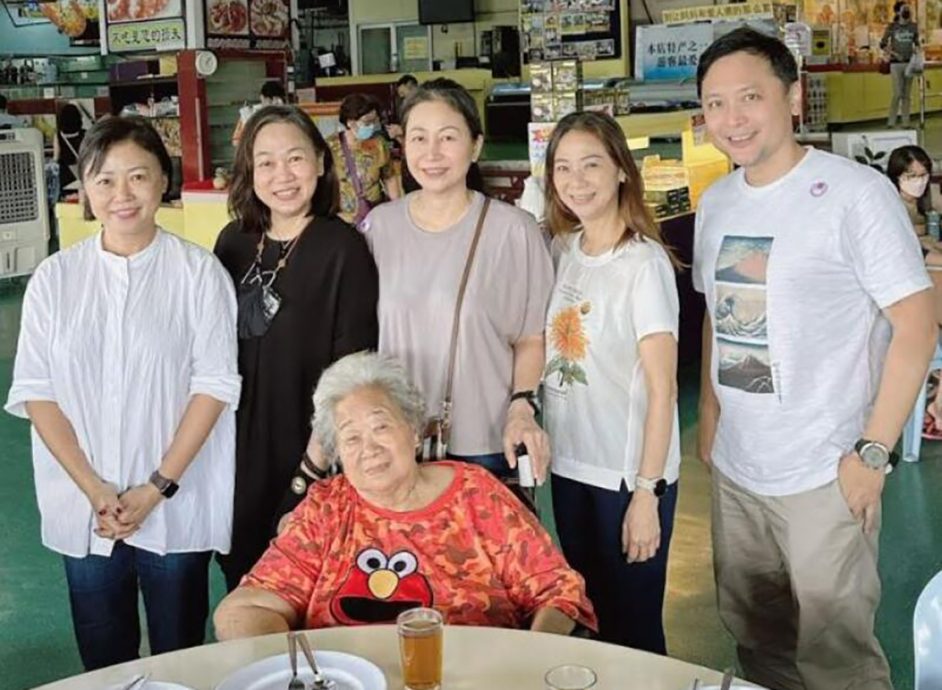 *已签发*柔:狮城二三事:卖斋食养大5子女 向云母亲病逝享寿84岁
