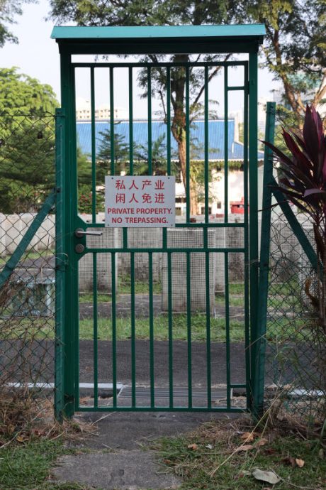 *已签发*柔:狮城二三事:往地铁站“坟场捷径”上锁 居民申诉绕远路