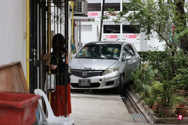 *已签发*柔:狮城二三事:轿车险撞入店屋 男司机昏迷送院