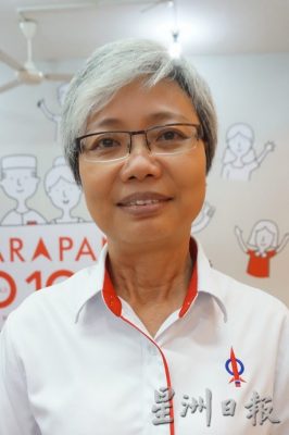 **已签发**柔:第二版头条:【民生特工队】:峇莲花池休闲公园走道地砖脱落不平,不少晨运客跌倒受伤