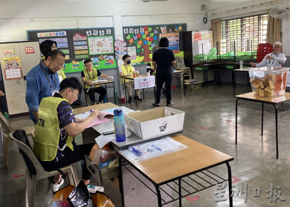**已签发**柔:第二版头条:新邦二南补选:候选人偶遇拥抱问好,先礼后兵