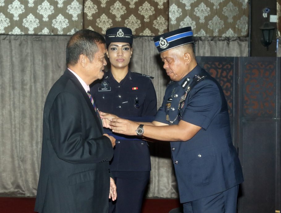 **已签发**柔:第二版头条:柔警今举行国家英雄勋章颁发仪式,92人受勋