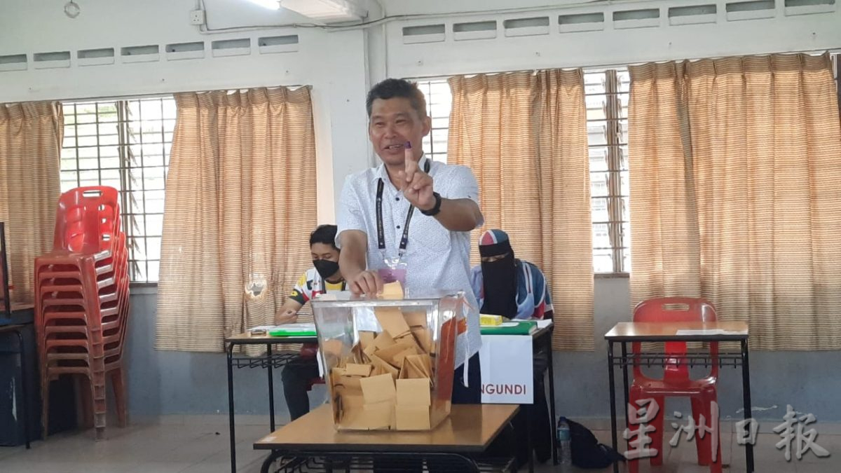 **已签发**柔:第二版:新邦二南补选:希盟候选人纳兹里为自己投下一票