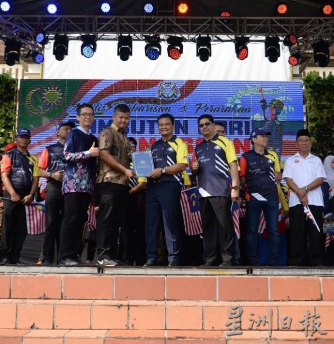 **已签发**柔：第四版头条：【特稿】：麻国庆小学校园装饰赛华小得大奖，益民华明包办冠亚军