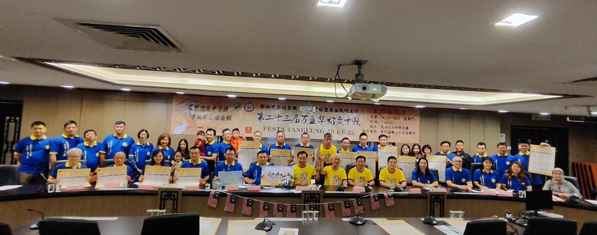 **已签发**柔:第四版头条:万盏华灯庆中秋“中华行”,277火炬手接力远征百公里传文化火种