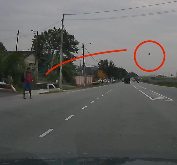 **已签发**柔:銮明吉摩路遇男子随机扔石砸车,受害车主促请大家开车多注意