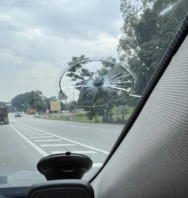 **已签发**柔:銮明吉摩路遇男子随机扔石砸车,受害车主促请大家开车多注意