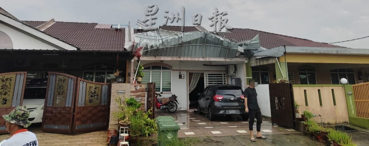 巴占丽皇城遭暴风雨侵袭 逾10屋顶车棚遭刮走大树倒