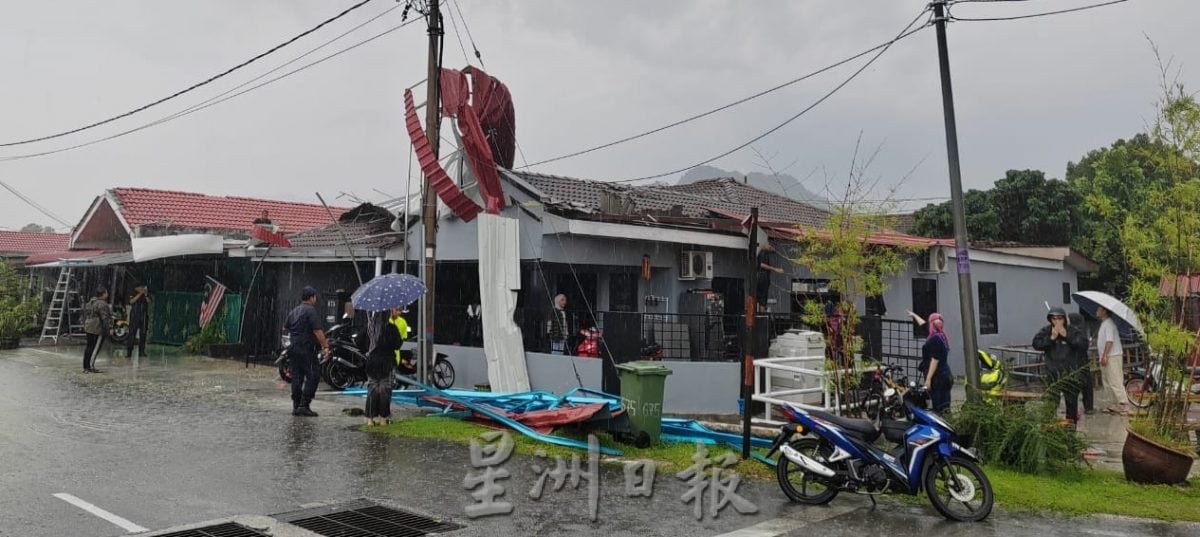 巴占丽皇城遭暴风雨侵袭 逾10屋顶车棚遭刮走大树倒