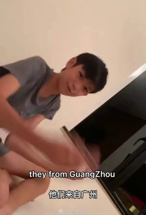 张智霖父子接连“翻车” 魔童疑做歧视亚裔手势遭炮轰