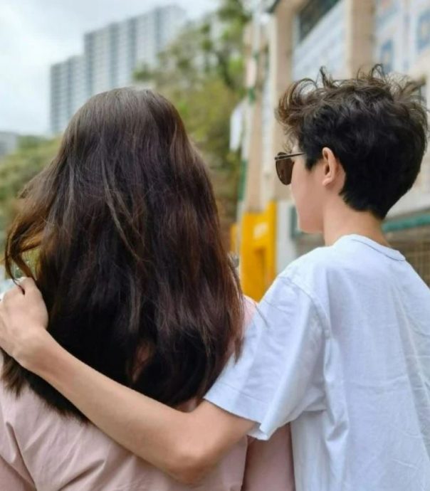 张智霖父子接连“翻车” 魔童疑做歧视亚裔手势遭炮轰