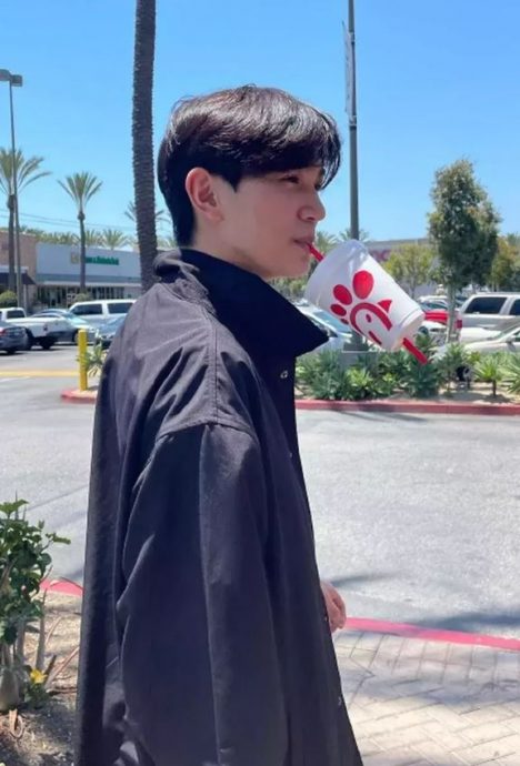 张智霖父子接连“翻车” 魔童疑做歧视亚裔手势遭炮轰