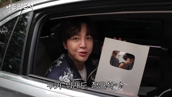 张根硕暴雨天办签名会喊浪漫 结果只来7位粉丝