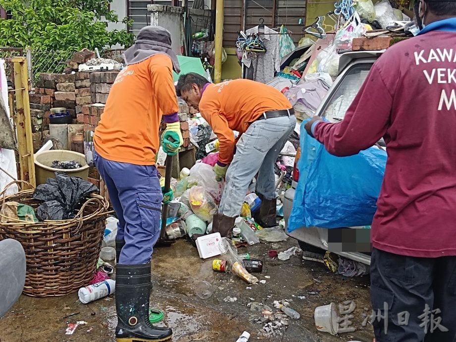 怡市厅清理“垃圾屋” 不到1小时 垃圾装满一罗里