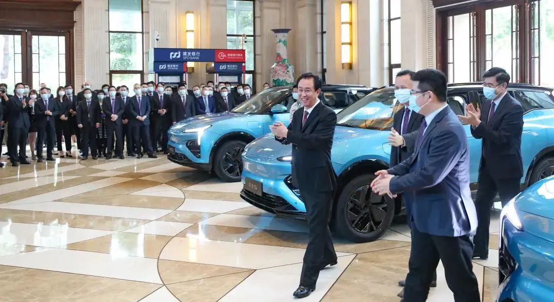 恒大风暴扩大 许家印二儿子被带走“前妻”离港