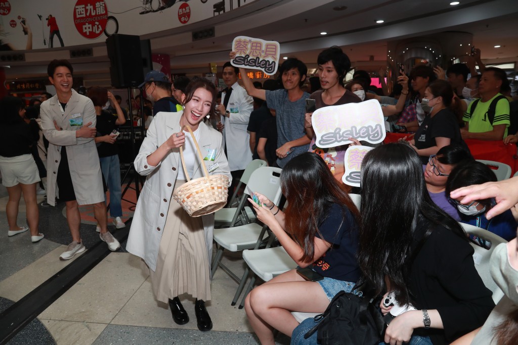 恭喜新剧拍档何广沛拍拖 蔡思贝强调目前单身