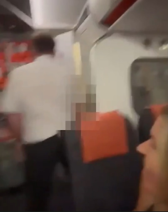 情侣躲飞机厕所演活春宫被撞破 乘客震惊 空少反应有亮点