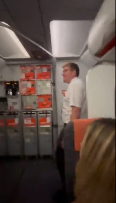 情侣躲飞机厕所演活春宫被撞破 乘客震惊 空少反应有亮点