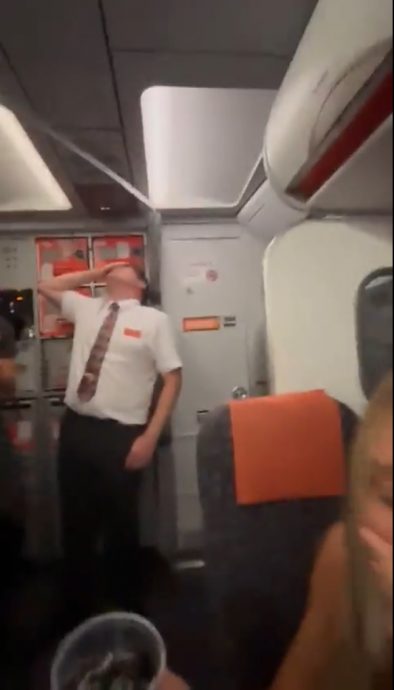 情侣躲飞机厕所演活春宫被撞破 乘客震惊 空少反应有亮点