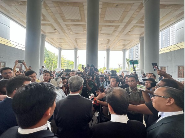 扎希获释女儿感激上苍“盼不会再有人被卑鄙污蔑”