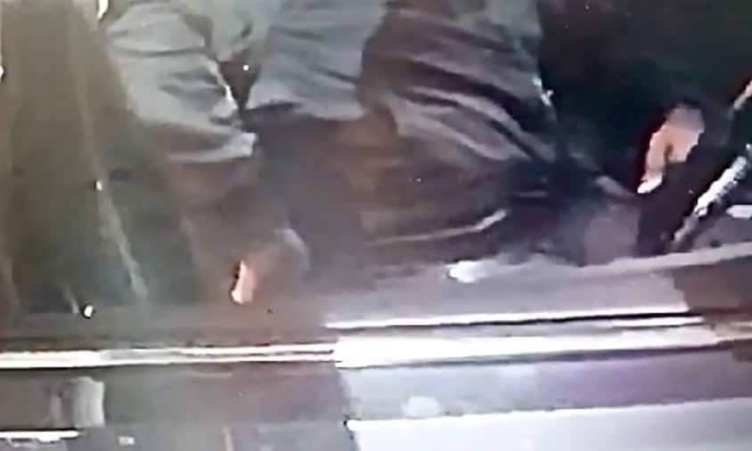 打题后帮忙签发,谢谢。大都会/不满二度要求出示驾照,男子暗示裤袋有枪吓跑保安/2图