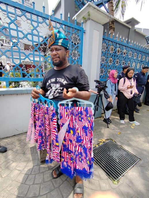 拯救马来西亚集会吸引近千人出席 摊贩看准商机售周边